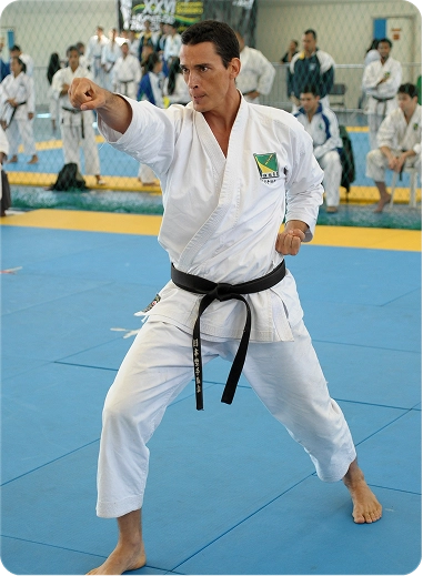 Jayme Sandall executando uma técnica de karatê